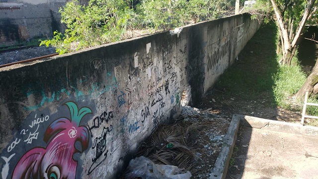 Polícia encontra passagem feita por traficantes em muro que margeia a linha do trem em Cavalcanti